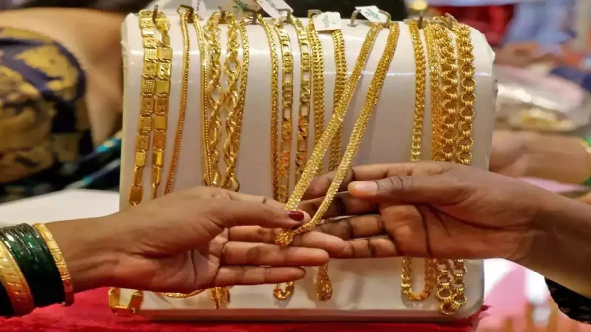 Gold Price Today: सोना खरीदारों की मौज! बेहद सस्ता हुआ सोना, दुकानों में लगी भीड़